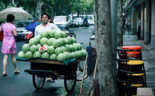 路边吃瓜观众是谁,他们是谁？为何如此热衷于围观？