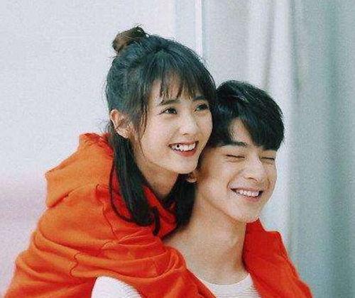 女明星露紫葡萄